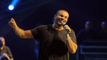 عمرو دياب يتألق بالغناء في حفل جدة (فيديو وصور)